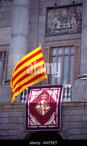 Catalonia Fahne im Rathaus von Barcelona. Stockfoto