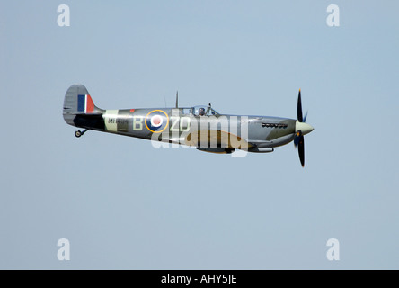 Spitfire tritt Kunstflug in Goodwood Stockfoto