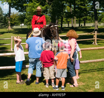 Eine Gruppe von Menschen sprechen, ein Mountie in der RCMP (Royal Canadian Mounted Police) Musical Ride-Zentrum in Ottawa, Ontario Kanada Stockfoto