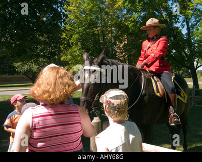 Eine Familie im Gespräch mit einem Mountie im Besucherzentrum RCMP (Royal Canadian Mounted Police) musikalische Fahrt in Ottawa, Ontario Kanada Stockfoto