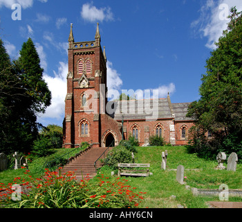 Aus roter Sandstein erbaute Kirche im Collaton St Mary in der Nähe von Paignton South Devon England an einem hellen Sommertag Stockfoto