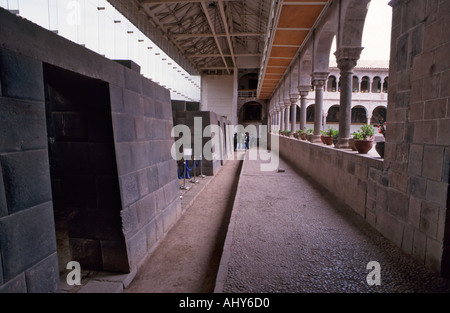 Kreuzgang des Klosters von Santo Domingo, erbaut um Inka-Ruinen, Cusco, Peru Stockfoto