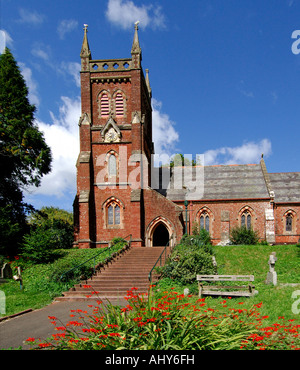 Aus roter Sandstein erbaute Kirche im Collaton St Mary in der Nähe von Paignton South Devon England an einem hellen Sommertag Stockfoto