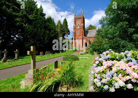 Aus roter Sandstein erbaute Kirche im Collaton St Mary in der Nähe von Paignton South Devon England an einem hellen Sommertag Stockfoto