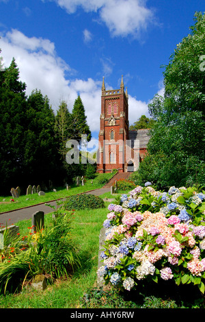 Aus roter Sandstein erbaute Kirche im Collaton St Mary in der Nähe von Paignton South Devon England an einem hellen Sommertag Stockfoto