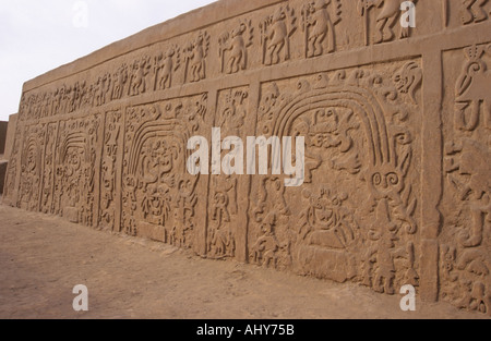 Adobe-Dekoration auf den Tempel des Drachen, Chan Chan, Peru Stockfoto