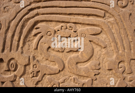 Adobe-Dekoration auf den Tempel des Drachen, Chan Chan, Peru Stockfoto