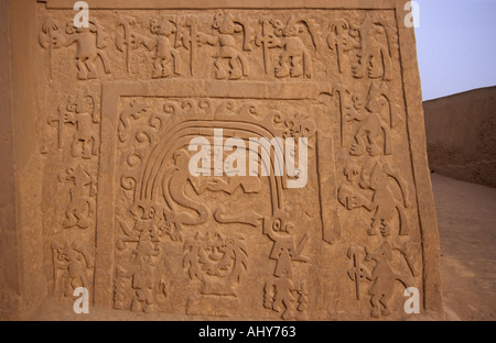 Adobe-Dekoration auf den Tempel des Drachen, Chan Chan, Peru Stockfoto