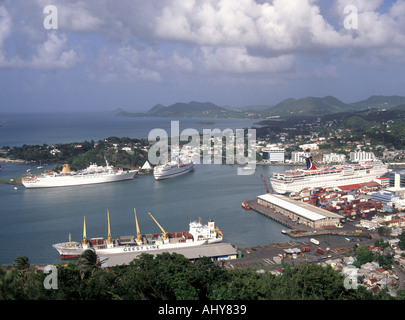 Landschaft & Blick auf Castries Hafen beliebtes Dock in Pointe Seraphine für Kreuzfahrtschiffe & wichtige Handelshafen In St. Lucia Caribbean Stockfoto