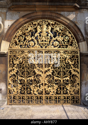 Vergoldete schmiedeeiserne goldene Tore von Jean Tijou Wappen auf einem Eingang zum Burghley House Tudor Herrenhaus & Herrenhaus Stamford Lincolnshire England Großbritannien Stockfoto
