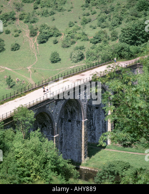 Monsal Dale Peak District Ausblick hinunter auf alten stillgelegten Eisenbahnviadukt Kreuzung River Wye nun als Wanderweg für Spaziergänger verwendet Stockfoto