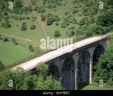 Monsal Dale Peak District Ausblick hinunter auf alten stillgelegten Eisenbahnviadukt Kreuzung River Wye nun als Wanderweg für Spaziergänger verwendet Stockfoto