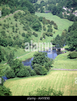 Monsal Dale Peak District Ausblick hinunter auf grünen Tal Fußgängerbrücke überqueren River Wye mit Wanderer Stockfoto