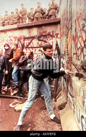 Berliner Mauer DDR Wachen zusehen, wie die Berliner Mauer im November 1989 zerstört wird Stockfoto