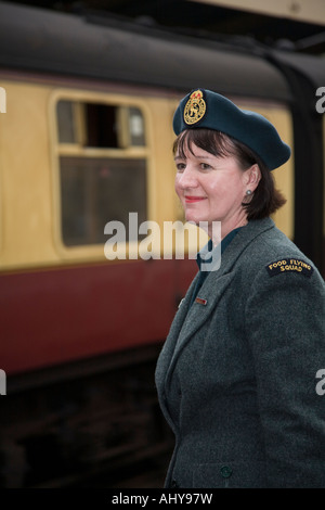 Frau warten auf einen Zug bei Pickering Lebendige Geschichte 1940er Jahre Weltkrieg Krieg Krieg Wochenende, North Yorkshire, England, Großbritannien Stockfoto