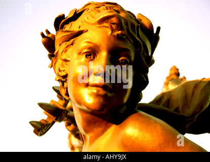 Nahaufnahme der Statue an der Brücke Pont Alexandre III in Paris Stockfoto