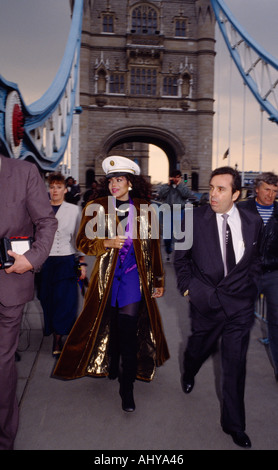 Der Popstar La Toya Jackson und ihre Entourage an der Tower Bridge in London, England in Großbritannien im Vereinigten Königreich Großbritannien. Ruhm Berühmtheit Leben Stockfoto