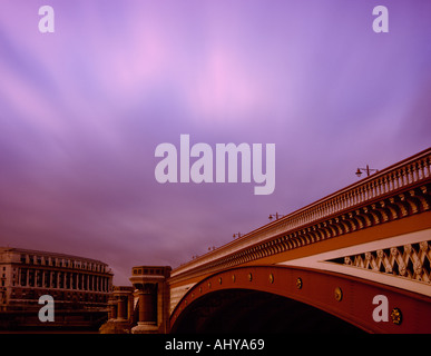 Blackfriars Bridge in London in England in Großbritannien im Vereinigten Königreich Großbritannien. Sonnenuntergang Stadt Städte Brücken Architektur Himmel Himmel Twilight Stockfoto
