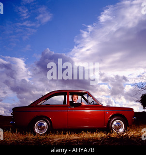 Ein Hillman Imp-Enthusiasten in seinem Auto in England in Großbritannien im Vereinigten Königreich Großbritannien. Auto Hobby moderne Kultur klassisch Vintage Stockfoto