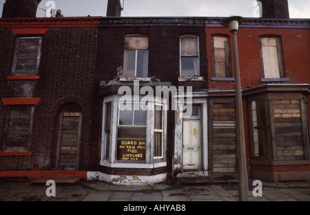 Wirtschaftliche Not und städtische Armut in Bolton, Lancashire in England in Großbritannien im Vereinigten Königreich Großbritannien. Armut, Entbehrung Slum Summen Stockfoto