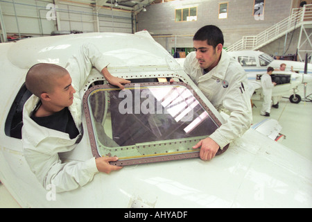 British Airways Flugzeug Wartung Auszubildenden auf einem Hawker Siddley 125-Jet im Schulungszentrum in Barry South Wales UK Stockfoto