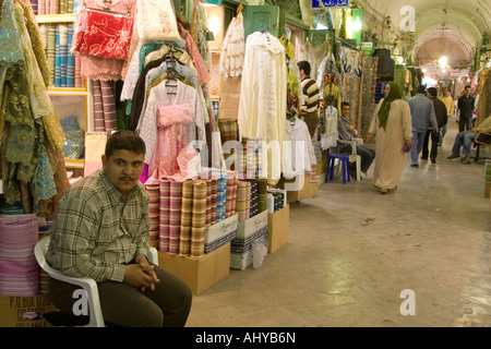 Tripoli, Libyen. Straßenszene in der Medina (Altstadt) Markt (Suq), Damenbekleidung und Textilien-Abschnitt Stockfoto