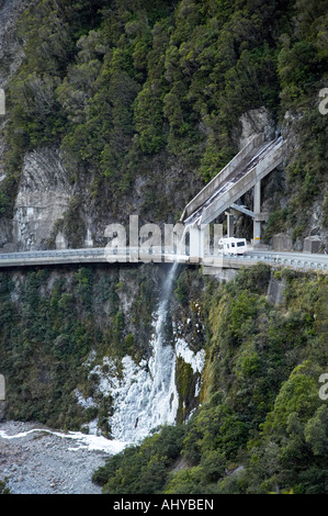 Wasser Brücke über Arthur s Passstrasse Otira Gorge Westküste Südinsel Neuseeland Stockfoto