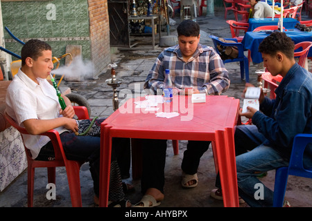 Tripoli, Libyen. Junge Männer beim Kartenspiel, Rauchen Shisha im Cafe, Tripolis Medina (Altstadt) Stockfoto