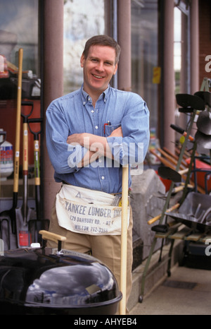 Portrait kaukasischen Hardware store Inhaber kleiner Unternehmen außerhalb seines Shop Stand Stockfoto