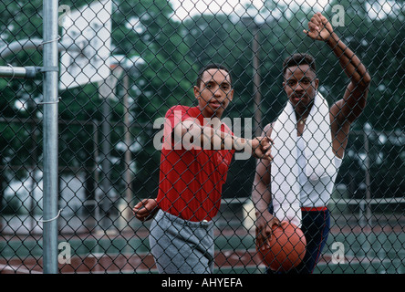 Porträt-Afro-Amerikaner und hispanische Männer am Basketballplatz Stockfoto