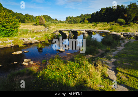 Die alten 1880 Brücke über den East Dart River bei Postbridge in Dartmoor Devon, England. Stockfoto