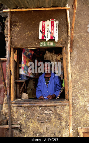 Ein ladenbesitzer in seinem kleinen Laden in einer Stadt Slum in Addis Abeba, Äthiopien Stockfoto