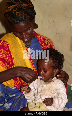 Somalische Flüchtlingsmutter füttert ihr Baby mit proteinreichem Futter in einem Notfütterungszentrum in Kebrebeyah, Äthiopien Stockfoto