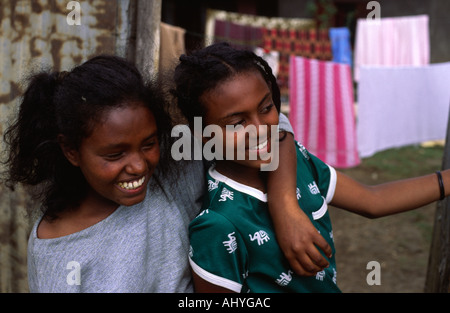 Zwei lächelnde äthiopischen Freundinnen leben in einem slumgebiet von Addis Abeba, Äthiopien Stockfoto