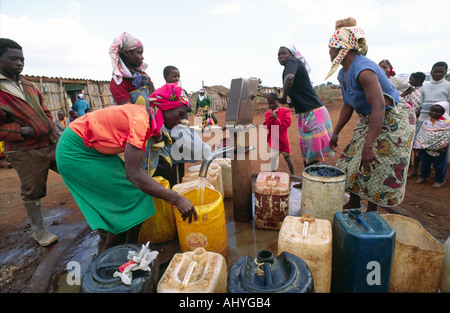 Frauen sammeln, sauberes Wasser aus einer Pumpe in Kebre Bayah, Somali Flüchtlingslager, östlichen Äthiopien Stockfoto