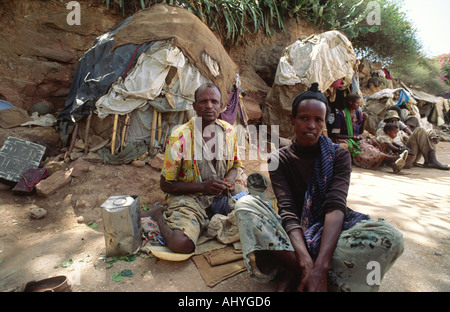 Äthiopier, die in Eritrea leben und nach dem Bürgerkrieg wieder nach Äthiopien gezwungen wurden, sitzen vor ihren behelfsmäßigen Bendern, Dessie, Äthiopien Stockfoto