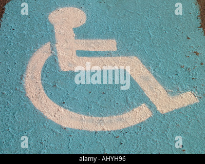 AJD45867, lackiert, PKW-Stellplatz, reservierte Parkplätze für Behinderte Stockfoto