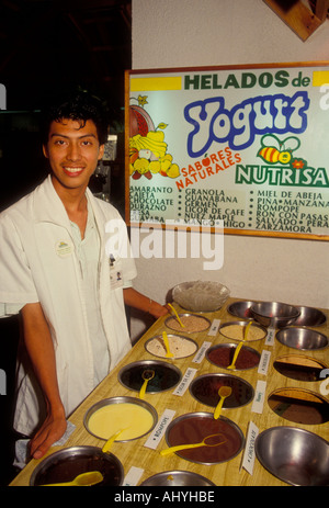 1, 1, mexikanische Mann, Junger Erwachsener Mann, Junger Mann, Arbeit, Arbeiter, Arbeiten, frozen yogurt Shop, Cancun, Quintana Roo, Yucatan, Mexiko Stockfoto