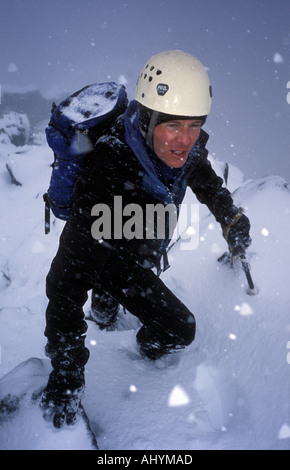 Ben Nevis Kletterer in wilden Winterwetter auf Felsvorsprung Route Nord Gesicht des Ben Nevis Highlands Schottland Stockfoto