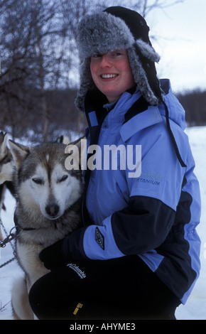 Musher mit husky Hund Lappland nördlichen Schweden Musher mit husky Hund Lappland Nordschweden Stockfoto