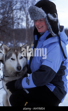 Musher mit husky Hund Lappland nördlichen Schweden Musher mit husky Hund Lappland Nordschweden Stockfoto