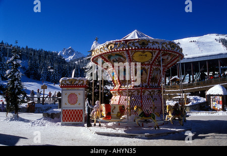 Frohe Runde gehen von La Croisette in Courchevel 1850 französische Alpen Stockfoto