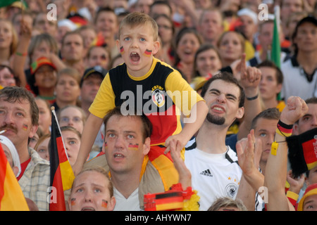 Junge gerade Fußball Spiel n Menge Stockfoto