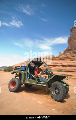 Mann fahren Geländewagen in der Wüste Stockfoto