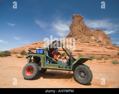 Mann fahren Geländewagen in der Wüste Stockfoto