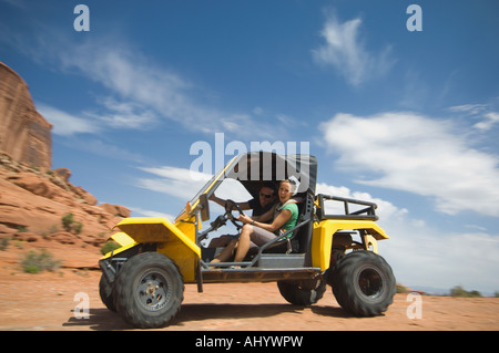 Autofahrerin Geländewagen in der Wüste Stockfoto