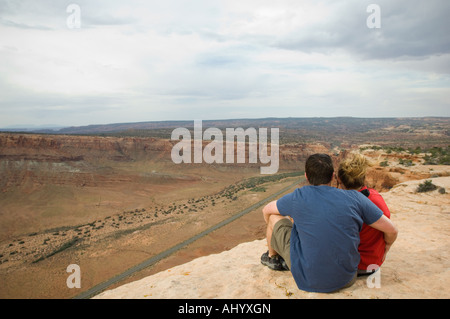 Paar auf der Suche über den Rand der Klippe Stockfoto