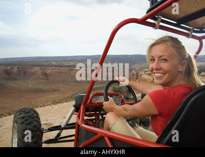 Frau in Geländewagen am Rand der Klippe Stockfoto