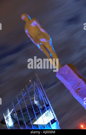 September 2007 The Voyage Statue außerhalb der tief in der Nacht Hull East Yorkshire Stockfoto