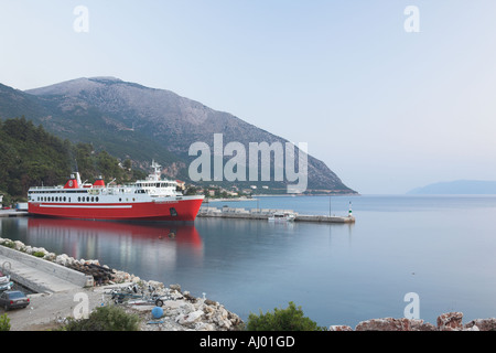 Fähre vor Sonnenaufgang, Hafen von Poros, Kefalonia, Ionische Inseln, Griechenland. Stockfoto